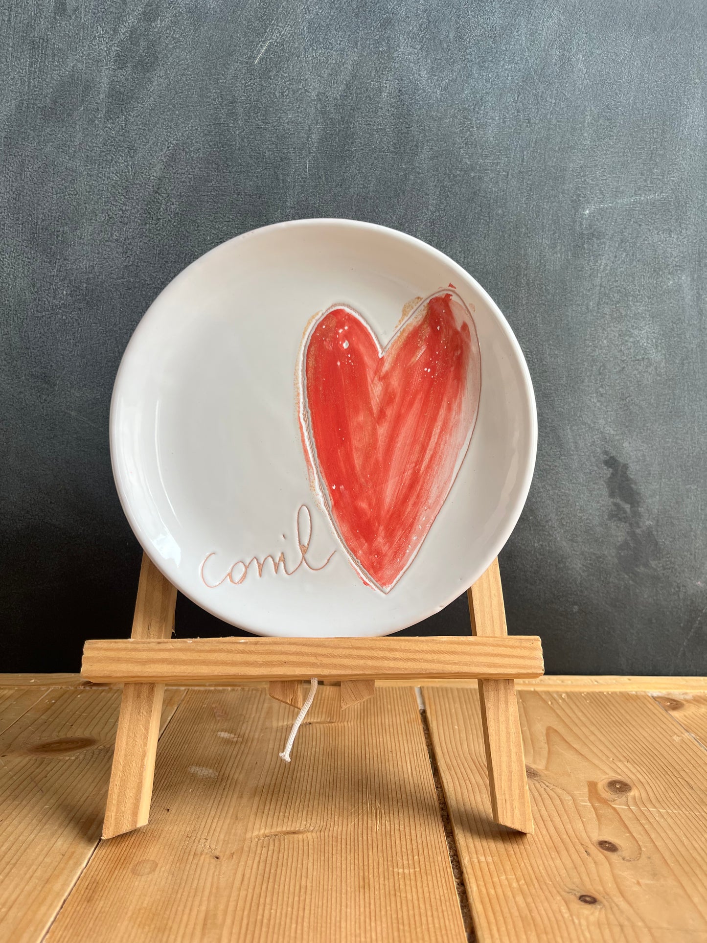 Piatto piano da dessert con il cuore in ceramica
