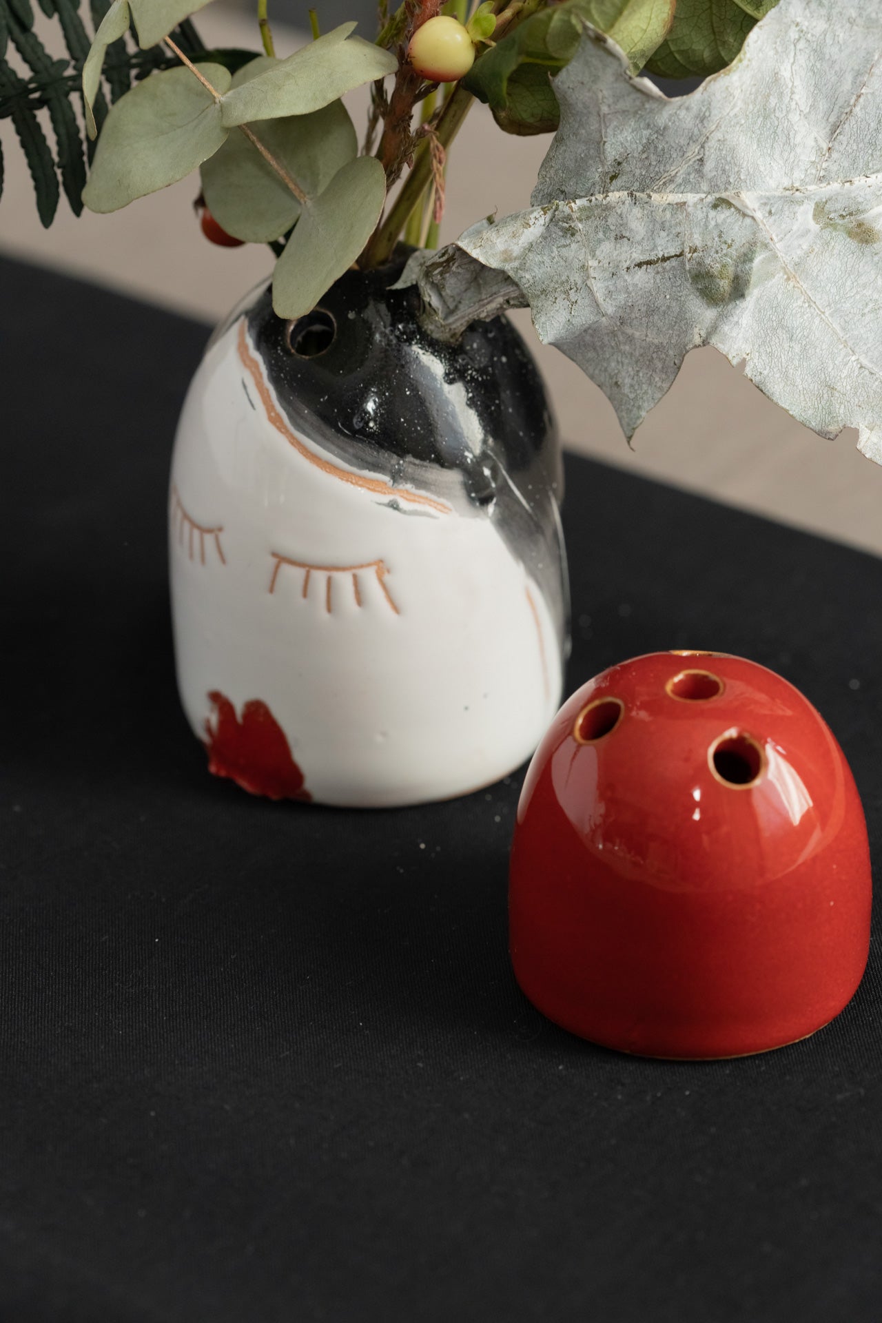 Coppia vasi bianco e rosso in ceramica