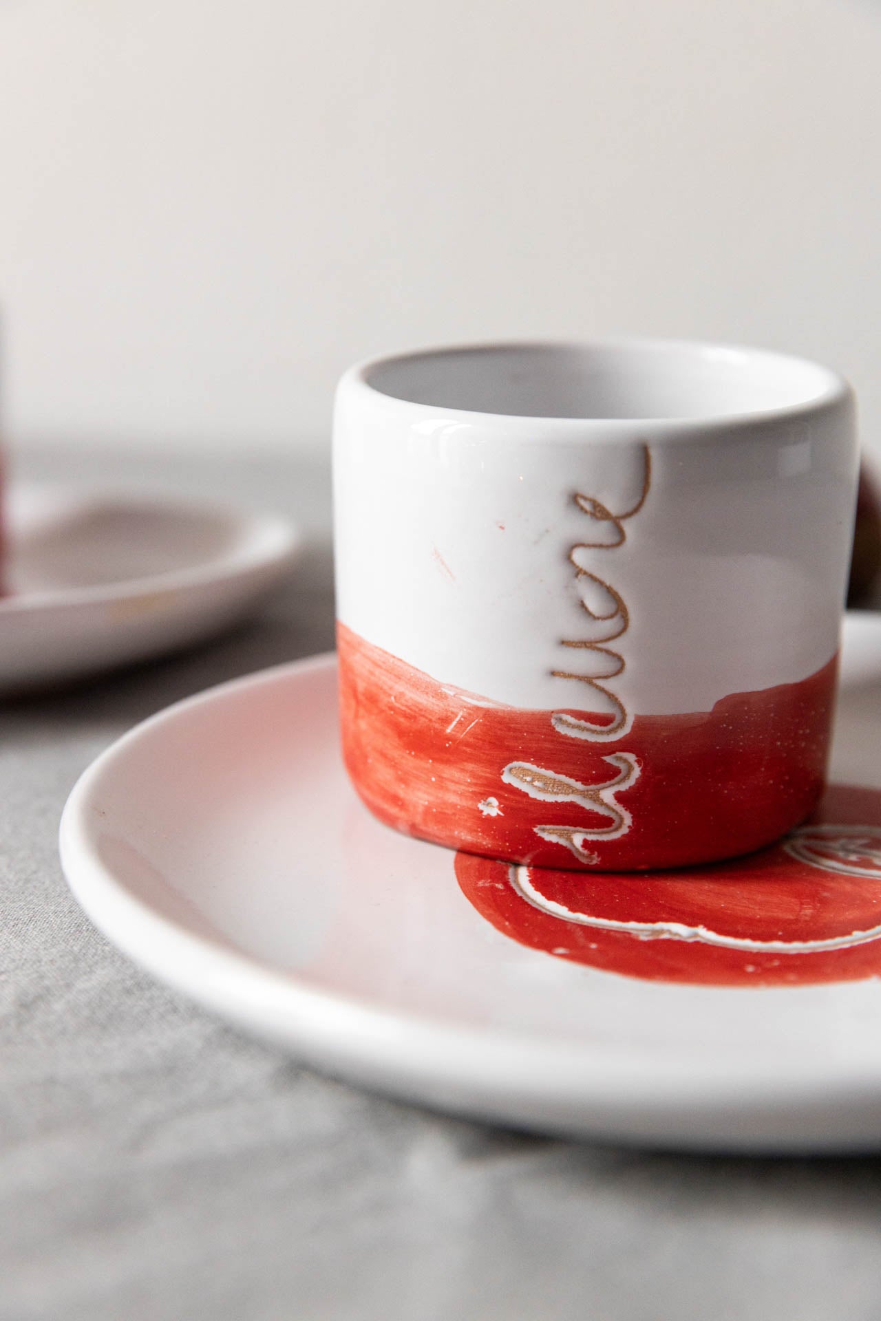 Set caffè per due: 2 piatti dessert + 2 bicchieri in ceramica