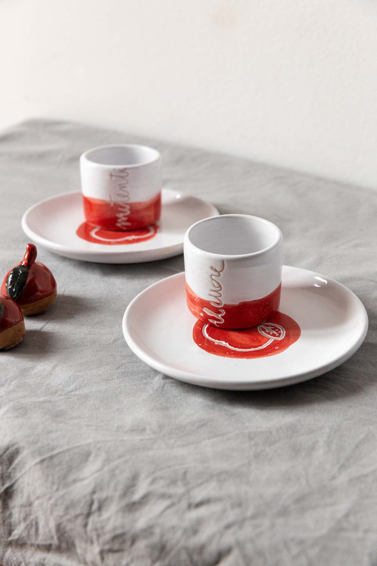 Set caffè per due: 2 piatti dessert + 2 bicchieri in ceramica